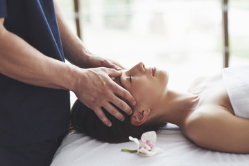 Obraz na płótnie Canvas Traditional oriental massage therapy and beauty treatments.