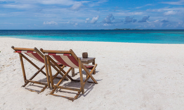 Strandst&uuml;hle am Strand Atoll Insel Malediven