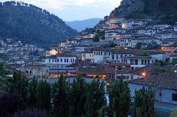 Abenddämmerung in der Altstadt von Berat, Albanien