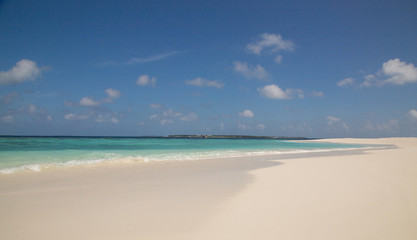 Fototapeta na wymiar Weißer Sandstrand Atoll Insel Malediven