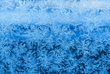 Natürlich entstandene Eisblumen / Eiskristalle auf Fensterscheibe im Winter, Textur, Hintergrund,...
