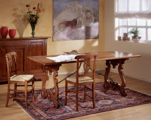 Ambiente con tavolo e sedie