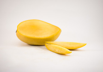 Naklejka na ściany i meble Yellow mango and mango slices isolated white background