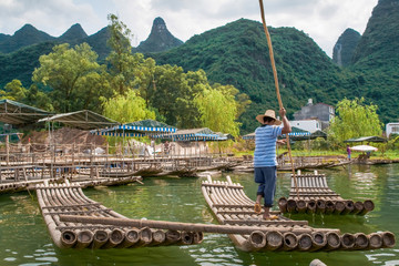 Traditional bamboo raft on Yulong River, Yangshuo, Guangxi, China. - obrazy, fototapety, plakaty