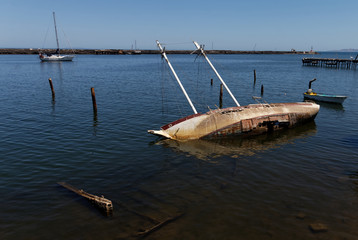 Zatopiona łódż © Miroslaw