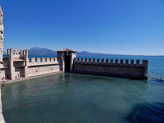 Castillo de Scaligero, fortaleza de la época de Scaliger, punto de acceso al centro histórico de Sirmione,Italia.