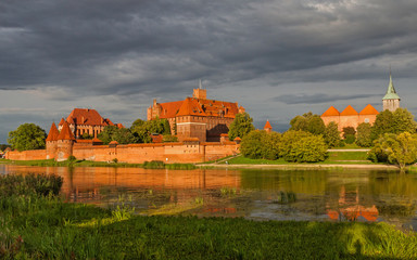 Naklejka na ściany i meble Marienburg an der Nogat in der Abendsonne; Polen