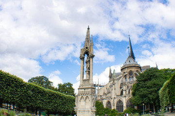 Fototapeta na wymiar Notre Dame Statue