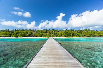 Schöner Holzsteg mit Blick auf eine Malediven Insel