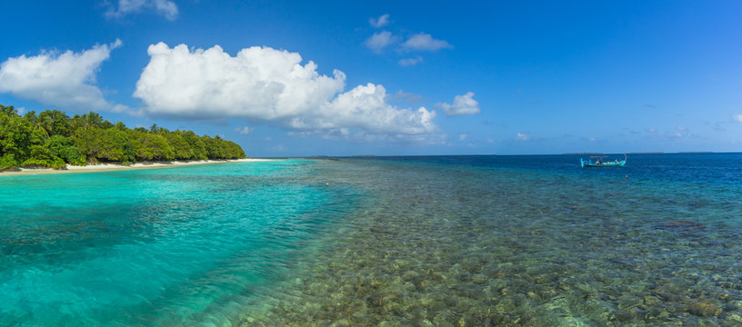 Sch&ouml;nes Panorama auf den Malediven mit Strand und Riff