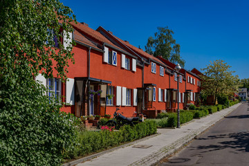Straßenzeile mit Vorgärten in der denkmalgeschützten Siedlung "Freie Scholle" in Berlin-Tegel
