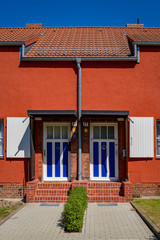 Farblich gestaltete Hauseingänge in der denkmalgeschützten Siedlung "Freie Scholle" in Berlin-Tegel