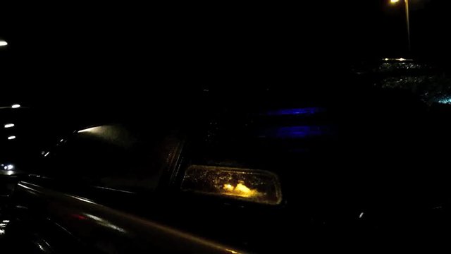 Blaulicht der Polizei leuchtet bei Verkehrskontrolle