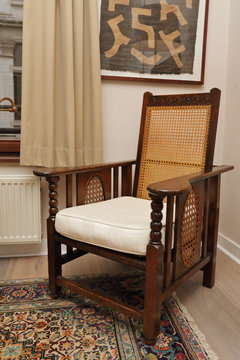 fauteuil ancien avec accoudoirs et cannage 