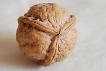 Nut with triplicated symmetry