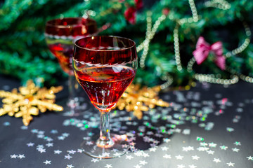 Obraz na płótnie Canvas Christmas drinks in glasses 