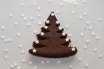 Torta al cioccolato a forma di albero di natale con le stelle di zucchero