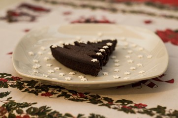 Torta al cioccolato a forma di albero di natale con le stelle di zucchero