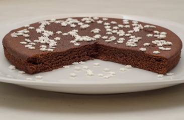 Torta al cioccolato con le stelle di zucchero