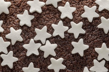 Primo piano della torta al cioccolato con stelle di zucchero