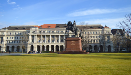 Obraz premium Ferenc Rakoczi statue in front of Hungarian Parliament Building in Budapest on December 29, 2017.