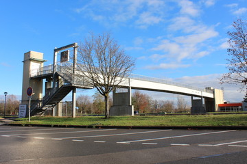 PASSERELLE SURPLOMBANT L'AUTOROUTE