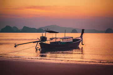 Obraz premium Traditional long tail boat in sunset at koh Hong island