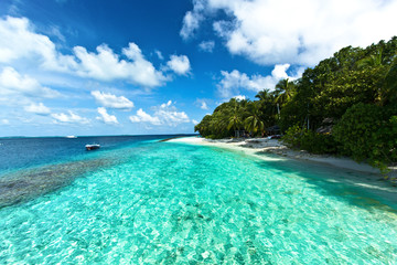 Wunderschöner Strand mit Riff auf den Malediven