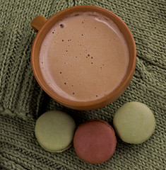 Desayuno con capuchino y macarrones