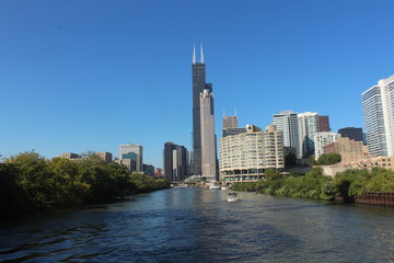 Torre Willis desde el río de Chicago, EUA 