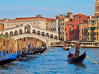 Rialto Brücke in Venedig mit einer Gondel - obrazy, fototapety, plakaty