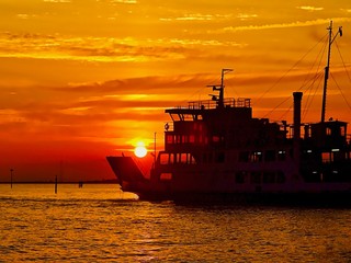 Dampfer in Venedig bei Sonnenuntergang