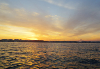 横須賀に沈む夕日、三浦半島や富士山を望む、ボートより撮影