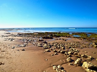 Steiniger leerer Sandstrand an der Algarve in Portugal