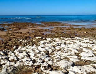 Steiniger leerer Sandstrand an der Algarve in Portugal