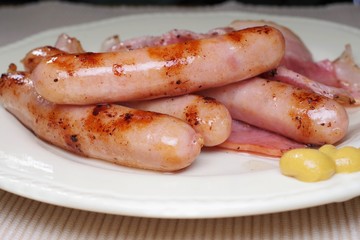 焼いたベーコンとソーセージ