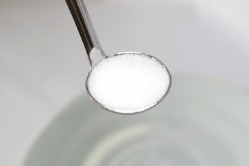 小サジで砂糖を計量しているところ