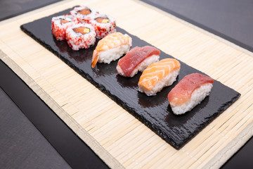 Sushi, a typical Japanese food prepared with a base of rice and various raw fish such as tuna, salmon, shrimp and sea bream. To which is added, according to the variants. 