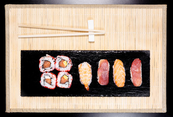 Sushi, a typical Japanese food prepared with a base of rice and various raw fish such as tuna, salmon, shrimp and sea bream. To which is added, according to the variants. 