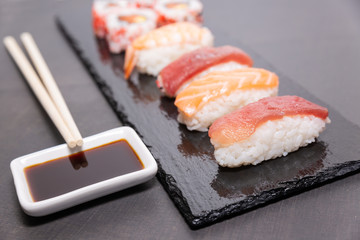 Sushi, a typical Japanese food prepared with a base of rice and various raw fish such as tuna, salmon, shrimp and sea bream. To which is added, according to the variants. 