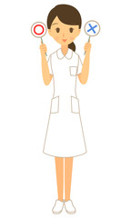 丸の札を持つ看護師