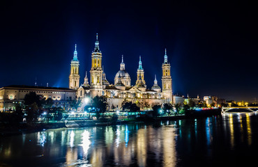 Fototapeta na wymiar Fotografía nocturna de la Basílica de Nuestra Señora del Pilar de Zaragoza