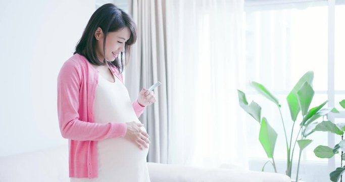 pregnant woman hold picture