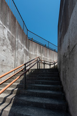 青空と無人のコンクリートの階段