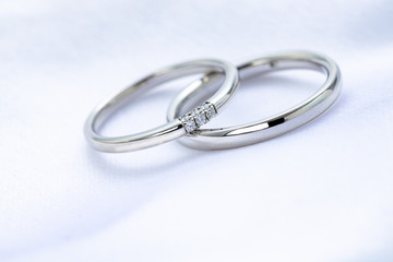 ダイヤモンドが入った結婚指輪
