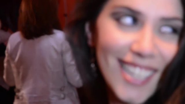 ragazzo sussurra un promessa alla ragazza