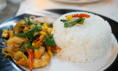 Fried shrimp with shrimp place around the white dish, Thai food.