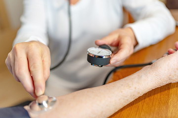 Obraz na płótnie Canvas Blutdruckmessung bei einer Rentnerin