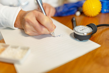 Pflegekraft schreibt Medikation auf