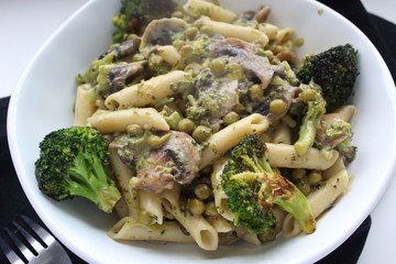 Macaroni with vegetables and vegan sauce.